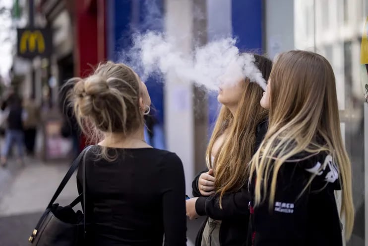 El cigarrillo electrónico o vape no es inocuo, daña al pulmón, produce cuadros severos y predispone a pasar al tabaco y otras drogas. Como no hay prohibición ni control los jóvenes lo consumen en espacios públicos en Paraguay, nadie los protege.