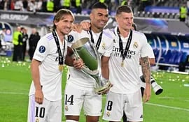 Casmeiro (c) con el trofeo de la Supercopa de Europa, certamen que conquistó con el Real Madrid en Helsinki.