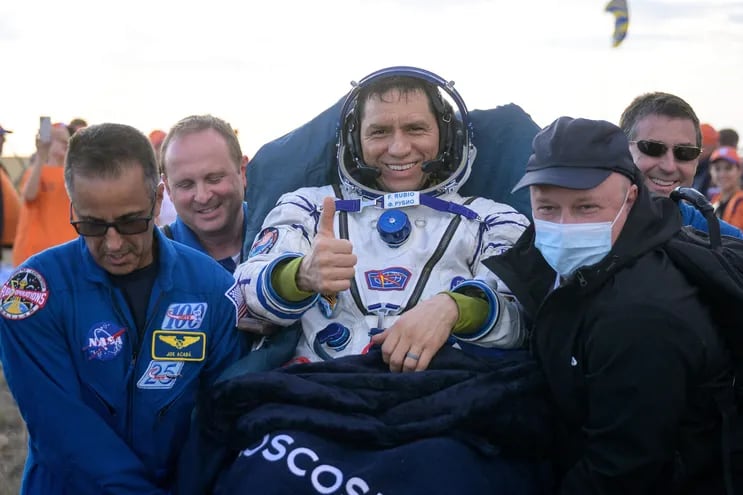 Frank Rubio de la Estación Especial Internacional (ISS) muestra el pulgar mientras es transportado hacia una carpa médica luego de aterrizar en la cápsula Soyuz MS-23.