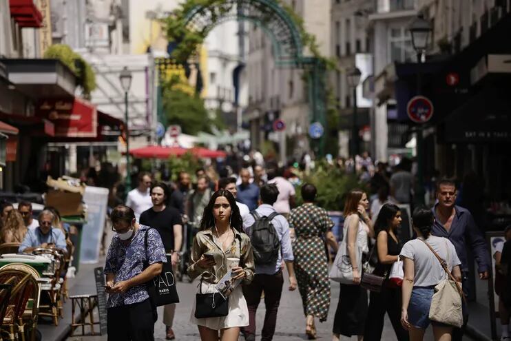 Personas sin máscaras protectoras caminan por la calle Montorgueil en París, Francia.