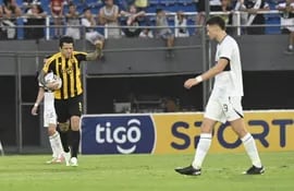Federico Santader celebra luego de marcar su gol frente a Olimpia.