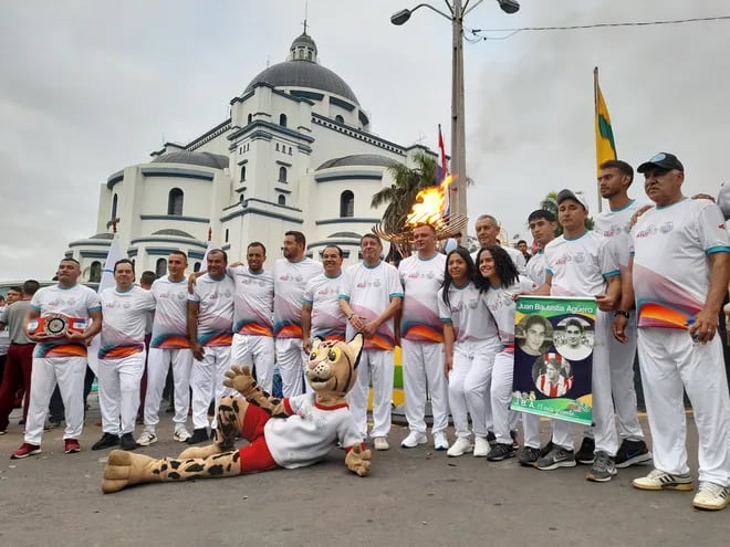 Monseñor Ricardo Valenzuela, autoridades locales, y atletas realizaron el recorrido la llama olímpica Suramericana.