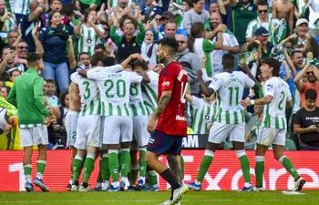 Los jugadores del Real Betis celebran el gol marcado por Isco al CA Osasuna durante el partido de la jornada 11 de LaLiga EA Sports, este domingo en el estadio Benito Villamarín de Sevilla.