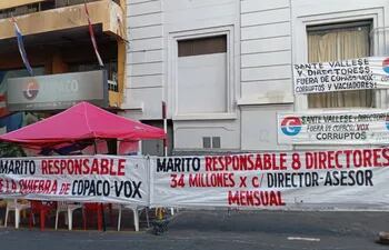 Carteles frente a la sede de Copaco en Asunción.