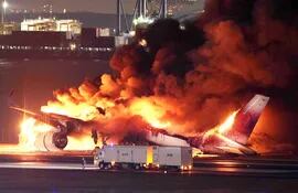 Los 379 pasajeros y tripulantes del avión de la compañía japonesa Japan Airlines (JAL) que se incendió hoy en la pista del aeropuerto de Haneda, en Tokio, fueron evacuados, según mostraron imágenes de una cámara fija de la cadena japonesa NHK.