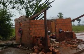 vivienda que fue destruida por el temporal el pasado 19 de octubre y hasta hoy se encuentra en estas condiciones