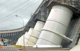 la-energia-generada-en-la-central-hidroelectrica-de-itaipu-es-aprovechada-en-su-mayor-parte-por-el-brasil--203016000000-1491640.jpg