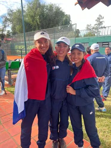 De izquierda a derecha Zoe Doldán, Valeria Santander y Antonella Acosta, campeonas sudamericanas en Bolivia.