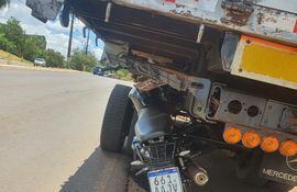 La motocicleta de la víctima quedó incrustada bajo el camión.
