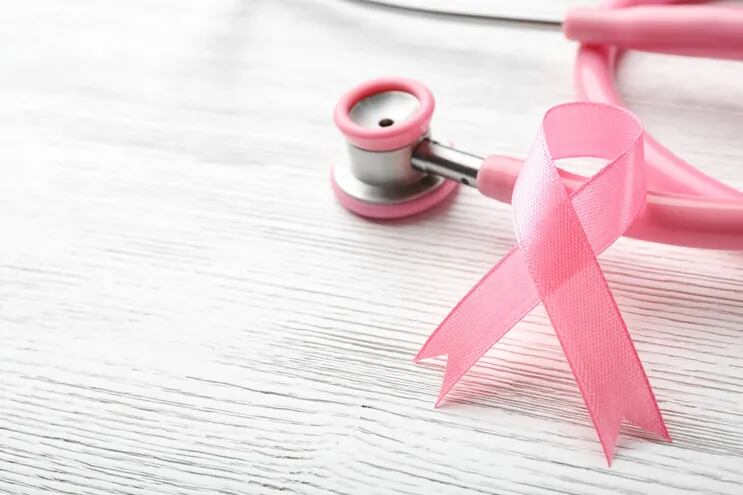 Durante el 2020 se detectaron más de 1.900 casos nuevos de cáncer de mamas en nuestro país. Es frecuente en mujeres pero también puede aparecer en algunos hombres.