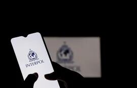 Logo de la Interpol en un teléfono celular.