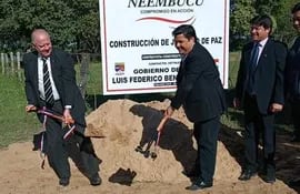 El ministro de la Corte Suprema de Justicia, Luis María Benítez Riera y el gobernador de Ñeembucú Luis Benítez Cuevas, dando la palada inicial para la construcción de la nueva sede del Juzgado de Paz de Villa Franca.