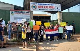 Padres de alumnos de la Escuela María Auxiliadora de Ñemby se manifestaron para exigir la reposición de un docente y la separación de una maestra.