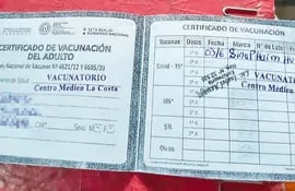 Con disponibilidad de 1.600 millones de dólares, en muchos vacunatorios la ciudadanía recibe solo una ridícula fotocopia del carnet de vacunación en lugar de la cartulina impresa a color.
