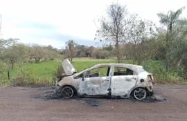 El automóvil Kia, que fue hurtado en Limpio, fue incinerado en Escobar.
