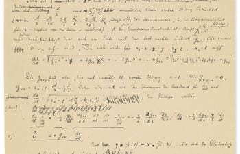 Una de las 54 páginas de un documento manuscrito de Albert Einstein con el que intentaba probar su teoría general de la relatividad. El precio estimado es de entre 2 y 3 millones de euros, la cifra más alta jamás alcanzada por un documento del físico suizo.