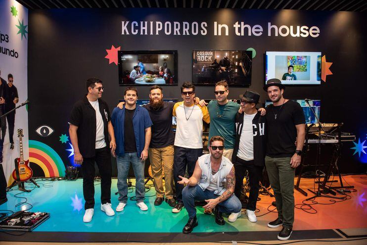 Los integrantes de Kchiporros en el "museo virtual" habilitado en el Samsung House, donde se pueden ver vídeos y fotografías inéditas de estos quince años de carrera.