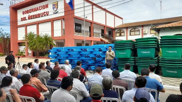 El gobernador de Ñeembucú, Emmanuel Cuevas, entregó caños para pozos artesianos y bebederos a pequeños y medianos productores como un plan de contingencia para mitigar la sequía.
