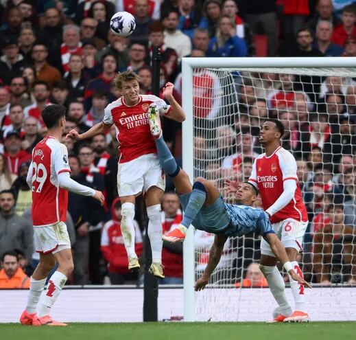 London (United Kingdom), 14/04/2024.- Arsenal's Martin Odegaard (C-L) and Aston Villa's Diego Carlos (C-R) battle for the ball during the English Premier League soccer match between Arsenal FC and Aston Villa, in London, Britain, 14 April 2024. (Reino Unido, Londres) EFE/EPA/DANIEL HAMBURY EDITORIAL USE ONLY. No use with unauthorized audio, video, data, fixture lists, club/league logos, 'live' services or NFTs. Online in-match use limited to 120 images, no video emulation. No use in betting, games or single club/league/player publications.
