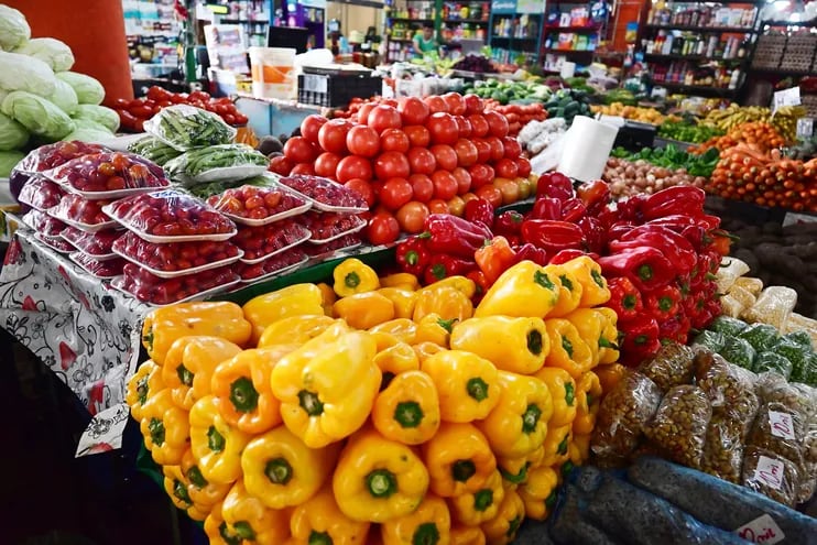 Variedad de verduras de primera calidad se ofertan en las góndolas del Abasto Norte.
