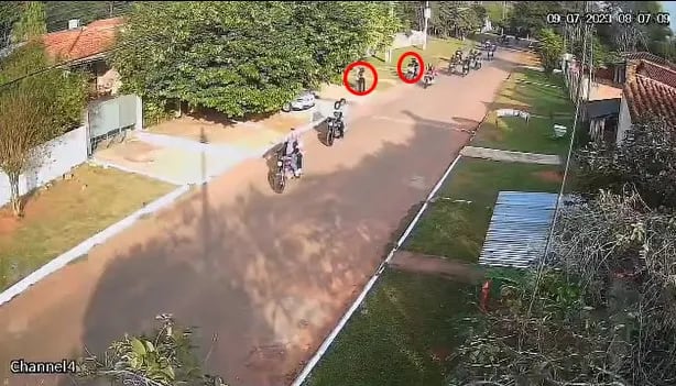 Motochorros intentan asaltar a una joven y huyen entre una “manada” de motos