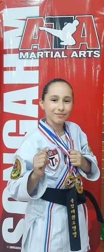 Camila Vera Espínola (11 años), con doble presea.