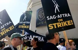 Miembros del Sindicato de Actores en huelga protestan frente a los estudios de Warner Bros. en Burbank, California, el pasado 26 de septiembre.