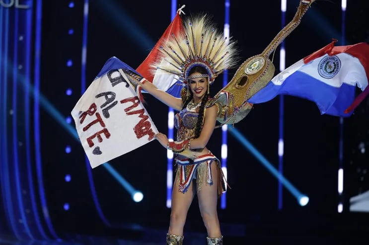 Nuestra compatriota Elicena Andrada, desfilando durante la gala de trajes alegóricos de Miss Universe 2023, en el Gimnasio Nacional en San Salvador (El Salvador).