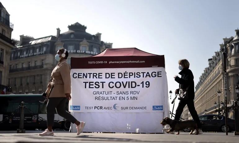 En esta carpa de la plaza de la Ópera, en París, se realizan test de Covid-19 gratuitos. Los no vacunados ya no podrán acceder sin pagar.