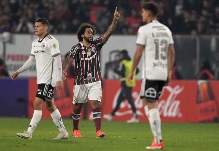 El brasileño Marcelo (c), jugador del Fluminense, celebra un gol en el partido frente a Colo Colo por la cuarta fecha del Grupo A de la Copa Libertadores 2024 en el estadio Monumental, en Santiago, Chile.