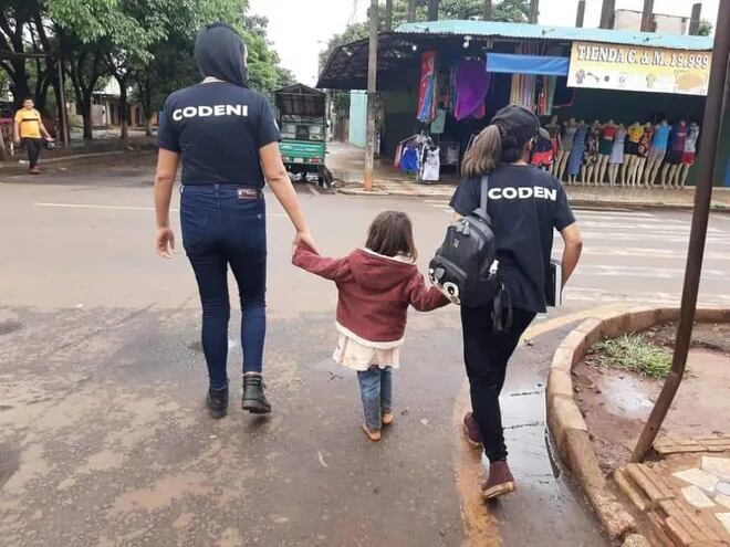 Los funcionarios de la Codeni, brindan asistencia a niños en situación se calle.