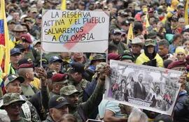 Militares retirados se manifiestan en contra del Gobierno del presidente de Colombia, Gustavo Petro, hoy, en la plaza de Bolívar, en Bogotá.
