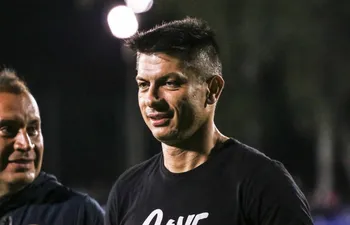 Gustavo Florentín (d), técnico de Sportivo Luqueño, en la previa del partido contra Tacuary por la vigésima fecha del torneo Apertura 2023 del fútbol paraguayo en el estadio Luis Alfonso Giagni, en Villa Elisa.