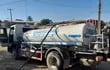 Camión cisterna de la Essap recoge agua tratada de la Junta de Saneamiento de Fuerte Olimpo para llevar a las poblaciones afectadas por la sequía en el distrito.
