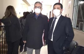 Froilán Peralta (c) y su abogado, Juan Villalba, en el Juzgado de Fernando de la Mora, hoy.