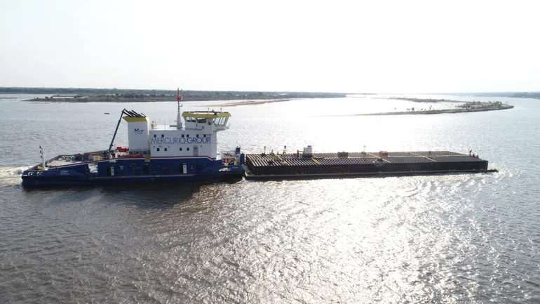 Barcaza paraguaya de Mercurio Group que fue retenida en la hidrovía por la Argentina, por la falta de pago de peaje. (toma aérea de su extensión en la parte lateral).