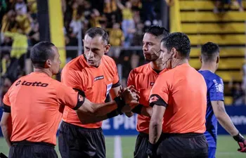 El árbitro Juan Gabriel Benítez (seg. de izq. a der.).