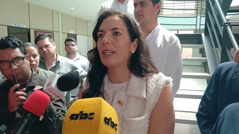 Ministra de Obras Públicas, Claudia Centurión, durante su visita en Coronel Oviedo.
