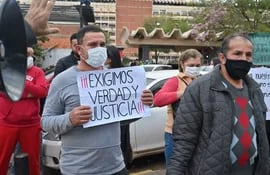 Familiares de Ramón Samudio, el hombre al que le amputaron una pierna por error, se manifestaron frente al Hospital Central del Instituto de Previsión Social (IPS).