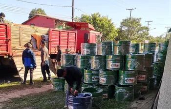 Funcionarios de EBY entregan contenedores para residuos