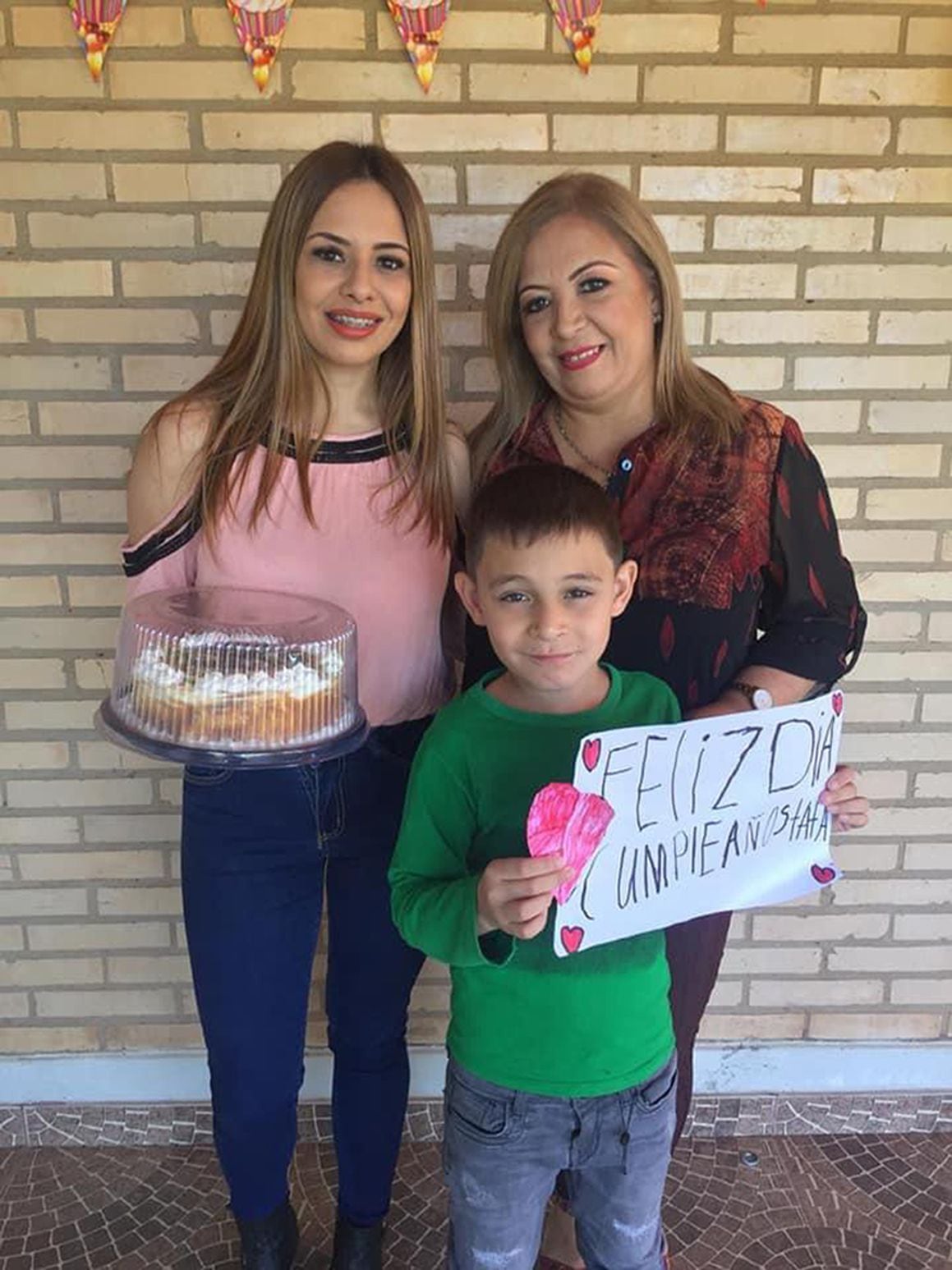 En la imagen se observa a Karina Cabriza, Iann y la señora Mirian Celeste. Karina llegó en Enero al país y su madre falleció en este mes de junio.