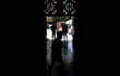 Un niño camina, el 8 de febrero de 2022, por el interior de la de la Catedral Metropolitana de Santiago (Chile), uno de los escenarios donde se investiga la comisión de delitos de abuso sexual por parte de integrantes de la Iglesia.  Iglesia de España pidió ahora una investigación independiente sobre casos de pederastia.