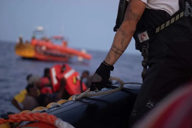 El barco de la ONG española Open Arms rescató este jueves a cerca de 117 migrantes en dos operaciones en el Mediterráneo Central.
