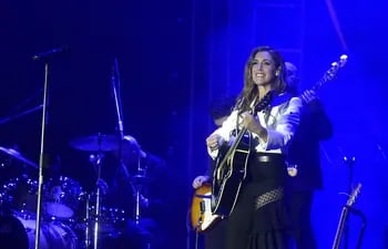 Soledad Pastorutti, con su guitarra en mano, dio inicio al concierto en el SND Arena. El instrumento fue solo para la primera canción y luego cantó, bailó y rockeó en el escenario.