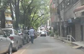En las calles de la zona céntrica de Ciudad del Este se puede notar un menor movimiento.