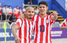 Elías Aguiar (izq.) y Thiago Barrios, autores de los goles de la goleada Pynandi en el estreno.