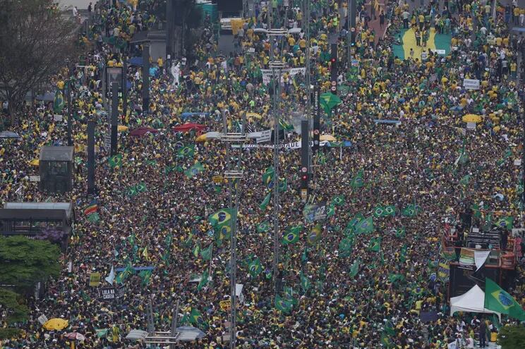 Simpatizantes del presidente brasileño, Jair Bolsonaro, en la avenida Paulista, en Sao Paulo (Brasil).  (EFE)