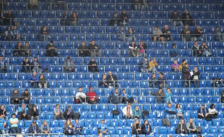 Los espectadores se sientan en las gradas delante del partido de fútbol de la Bundesliga de primera división alemana TSG 1899 Hoffenheim v FC Bayern Munich el 27 de septiembre de 2020 en Sinsheim, sur de Alemania.