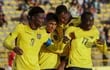 Justin Cuero (i) de Ecuador celebra un gol hoy, en un partido de la fase final del Campeonato Sudamericano Sub'20 entre las selecciones de Ecuador y Paraguay en el estadio de Techo en Bogotá (Colombia).