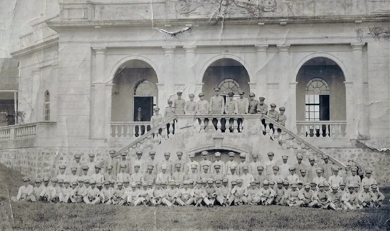 Dotación de oficiales, suboficiales y tropa de la Escuela de Aviación Militar posando frente al edificio principal, en 1923.
